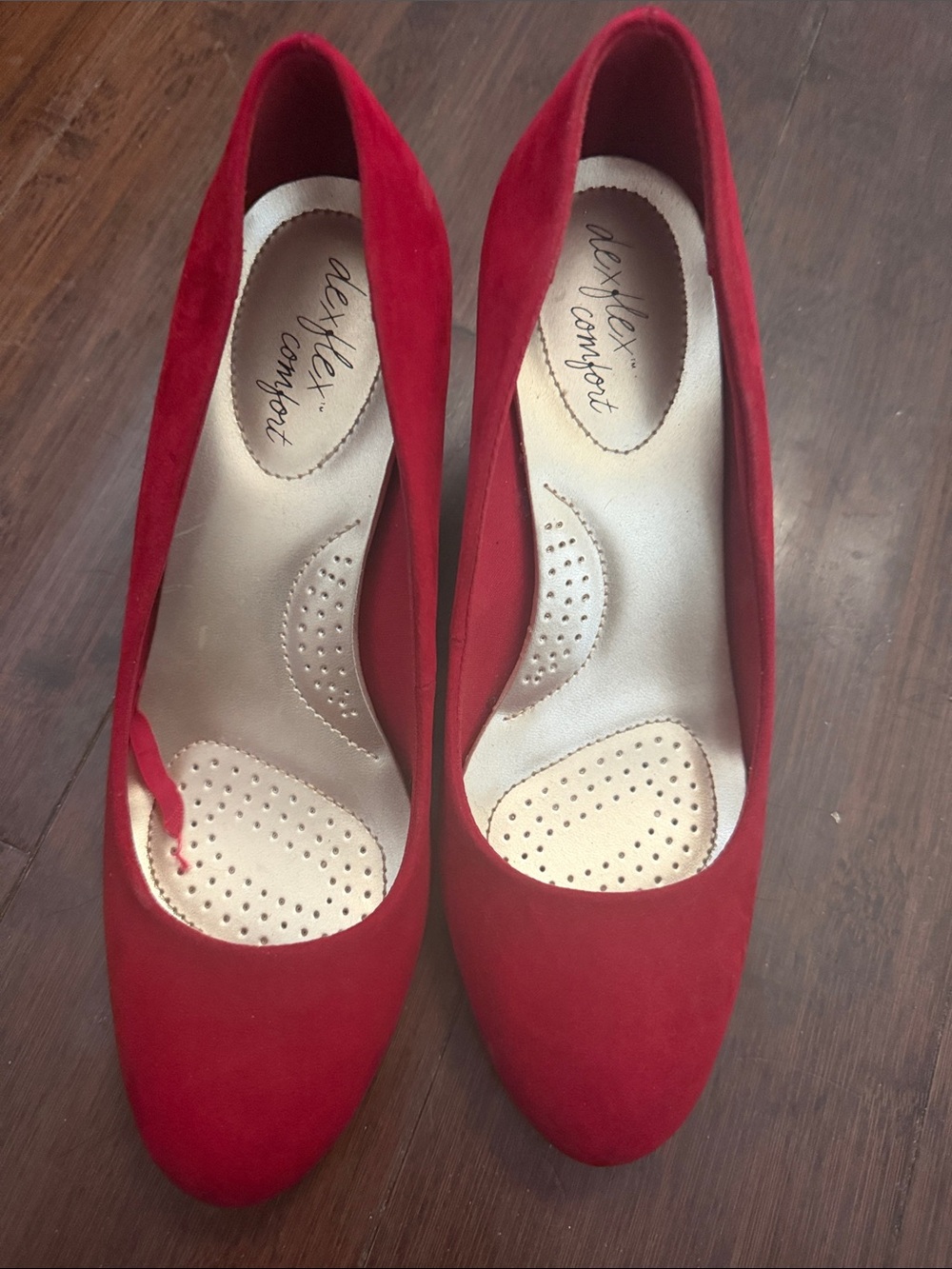 dexflex comfort Women's Red Suede Round-Toe Heels